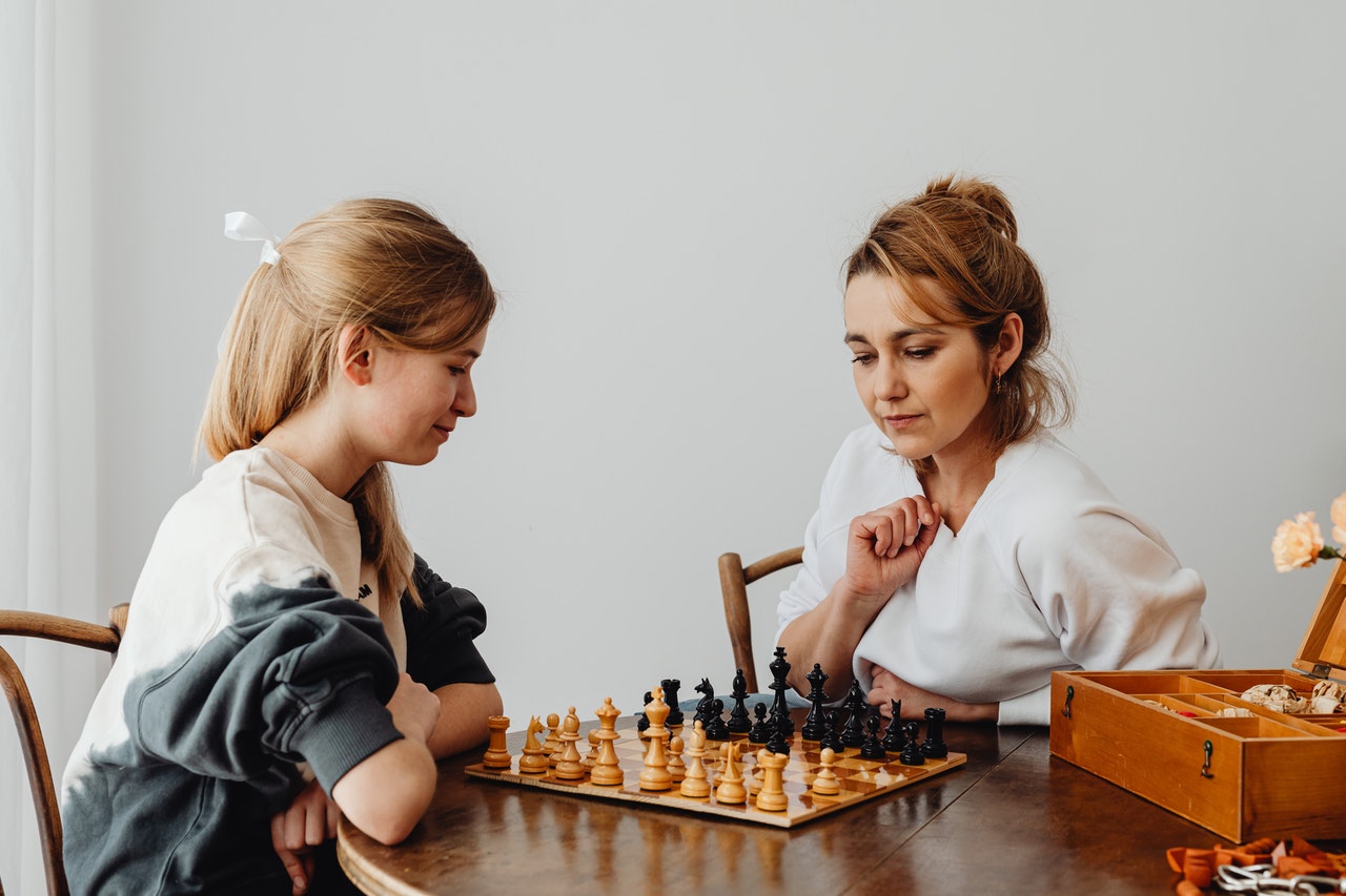 Frauen beim Schachspielen